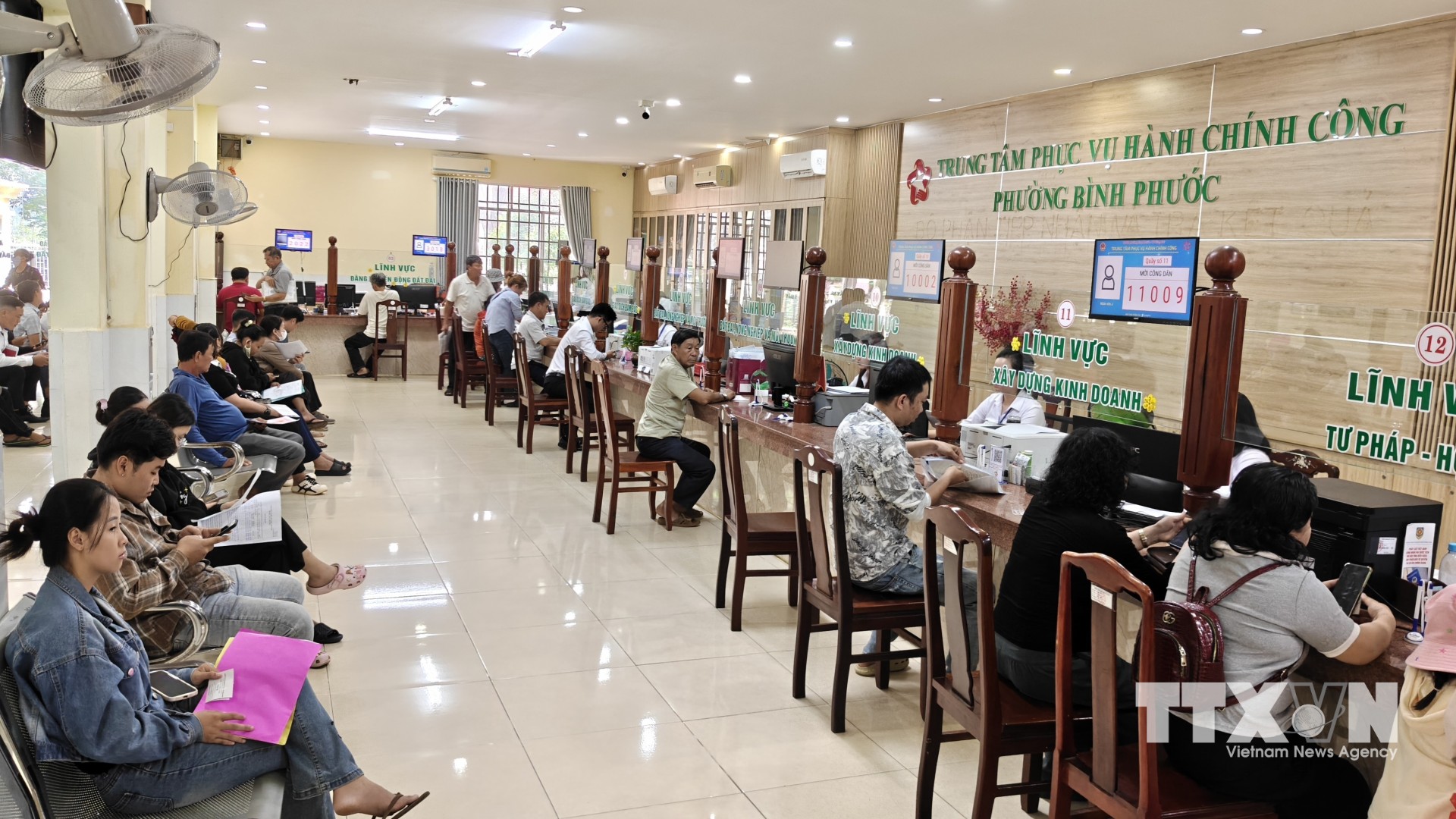 Người dân đến thực hiện thủ tục hành chính tại Trung tâm Phục vụ hành chính công phường Bình Phước. (Ảnh: K GỬIH/TTXVN)
